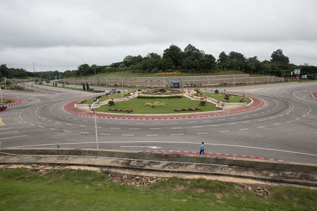 Thủ[-]đô[-]rộng[-]lớn[-]mà[-]vắng[-]bóng[-]cư[-]dân[-]ở[-]Myanmar